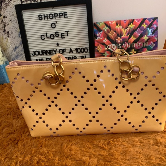 💯 Authentic Chanel Cream Perforated Shopper - Picture 7 of 16